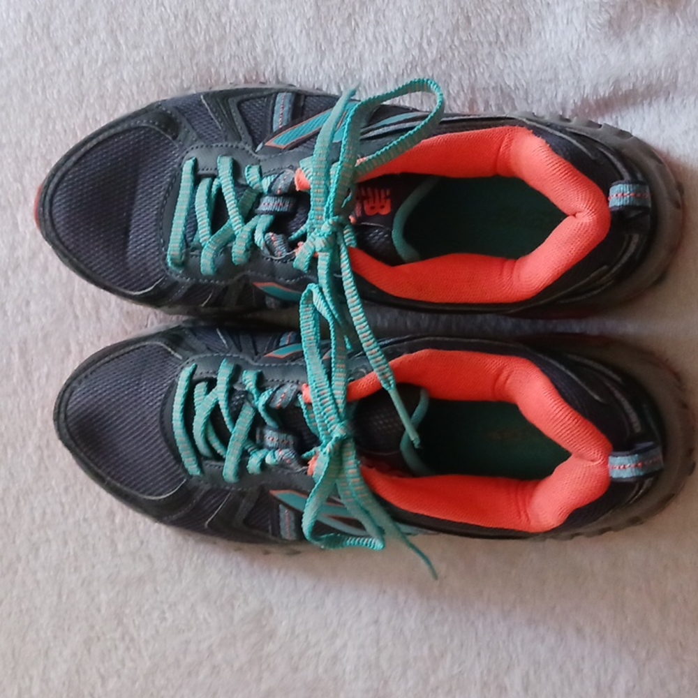 Tennis shoes